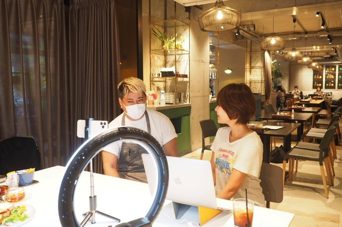 画面左:GOOD MORNING CAFE NOWADAYS店長の新田さん