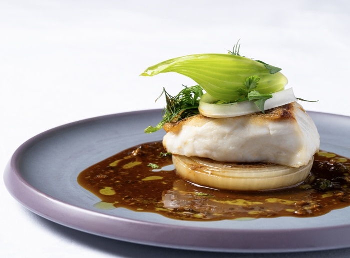 メインディッシュ「桜鯛のポワレ蕗の薹のフォンドヴォーソース」