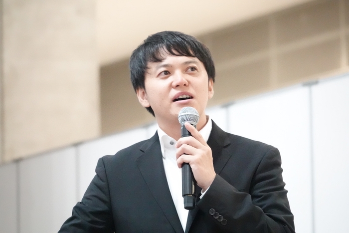 講演する窪田 剛
