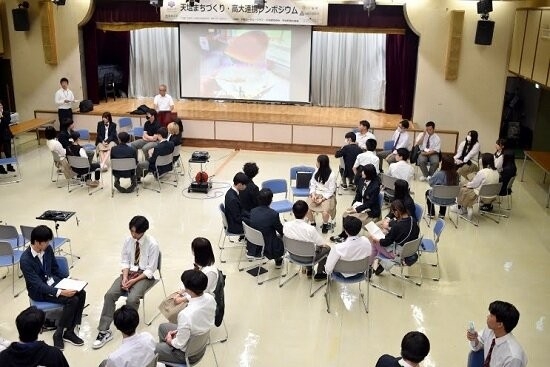 大学生と天塩高校生によるグループ協議 ファシリテーター林正憲氏(天塩高校地学協働コーディネーター)