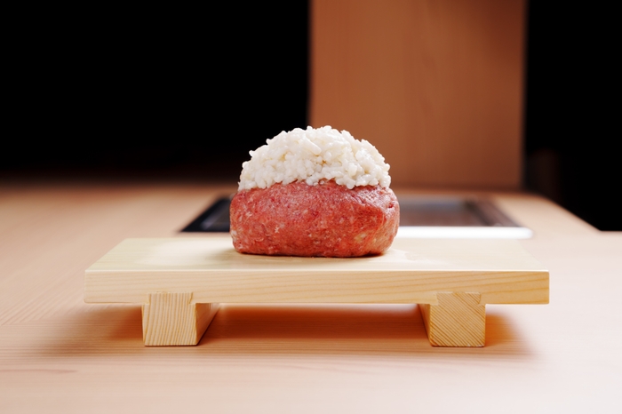 牛脂の雪化粧を施したハンバーグ