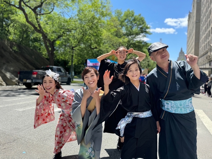 NYをハイジャックするレア君とMack氏(その他・Music for SDGsのメンバー)