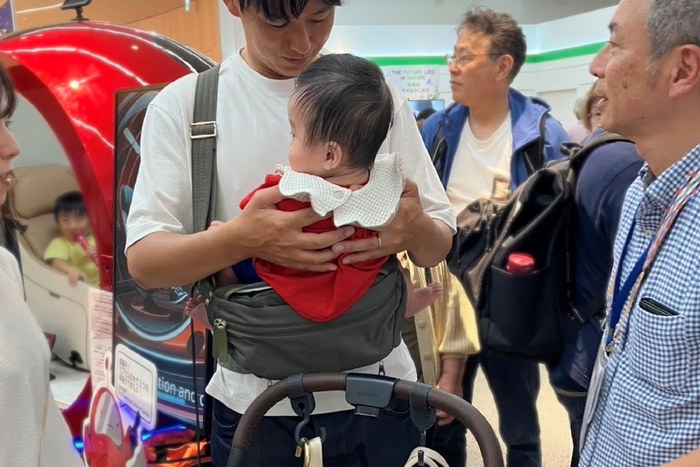 未来の抱っこバッグ体験の様子