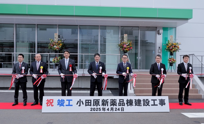 テープカットの様子