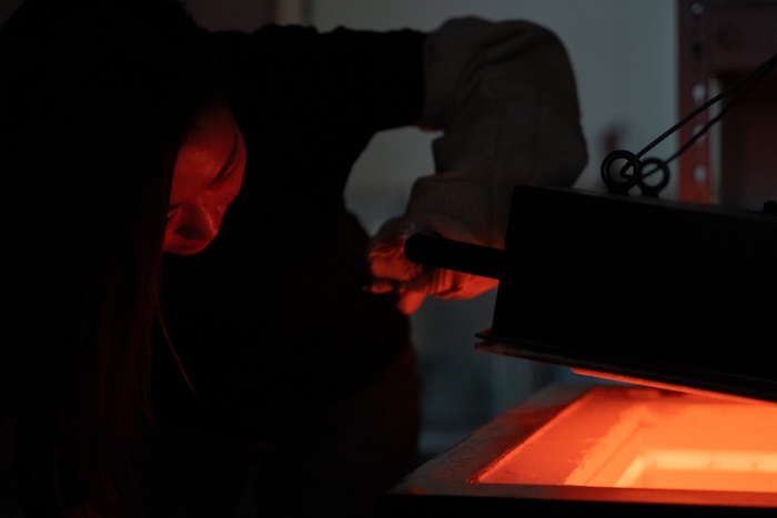 焼成できているか窯の中をチェック