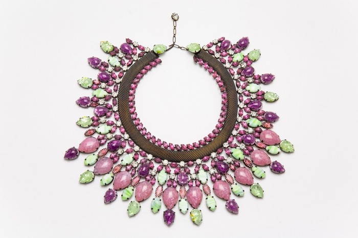 シス《ネックレス》 デザイン:ダミアン・シュラー 制作:メゾン・シス 制作年:1960年頃 制作国:フランス 素材:カボションガラス、クリスタルガラス、黒染加工メタルネット