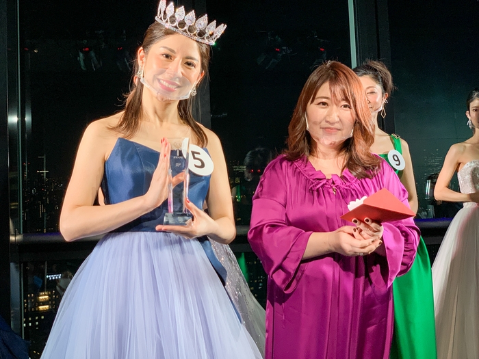 グランプリに輝いた小谷さん(左)と美ST 桐野 安子編集長