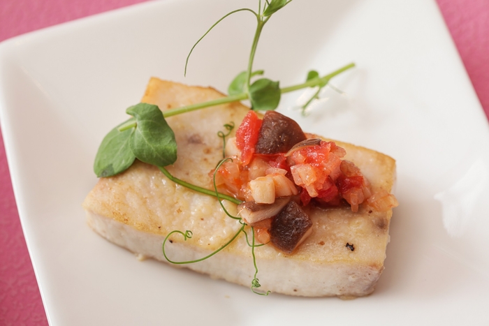 メカジキのソテー 茸とトマトのドゥミセック (スモーク)