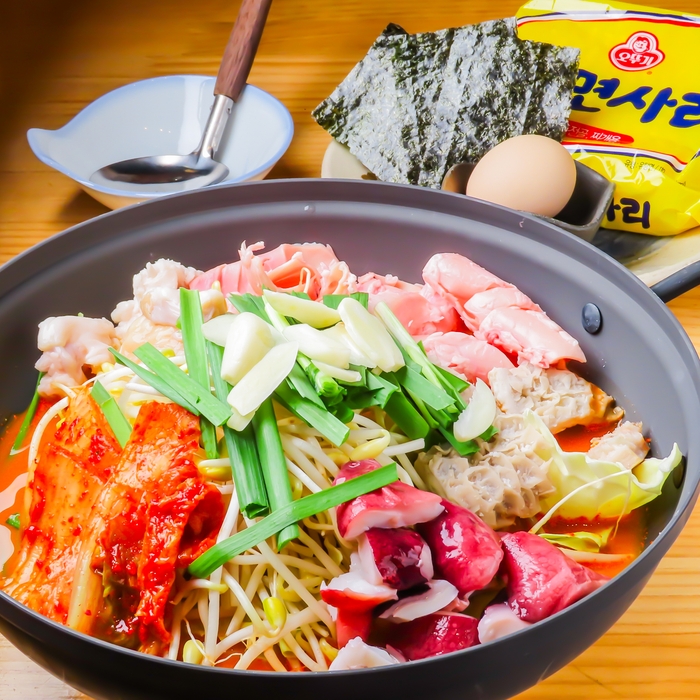 タコとホルモンの辛い鍋