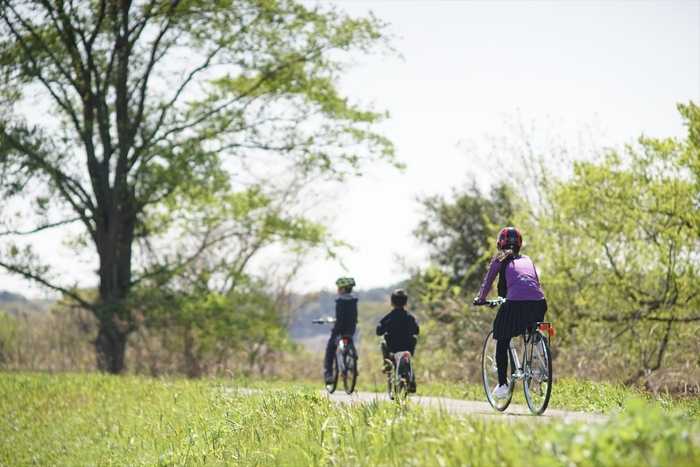 家族でサイクリングを楽しむ様子