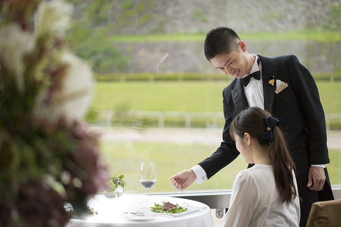 景色のいい席に座り、ソムリエとワインについて話しをするのも楽しい時間。(※現在、サービススタッフはマスク、ゴーグル、手袋を着用し感染防止対策をしております)