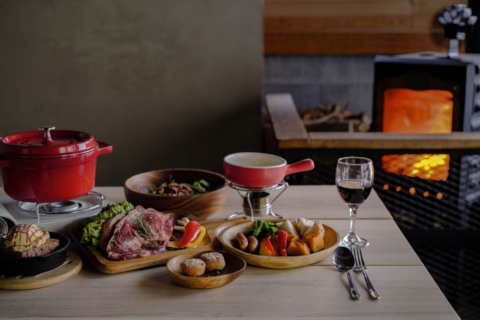 屋内か屋外、お好きな方で楽しめるBBQ。冬季はお鍋もお楽しみいただけます。(メニュー内容は季節によって変更いたします。写真は一例です)