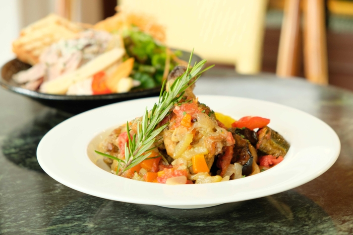 「ほろほろ鳥の煮込み 自家製ポルケッタのサラダ」