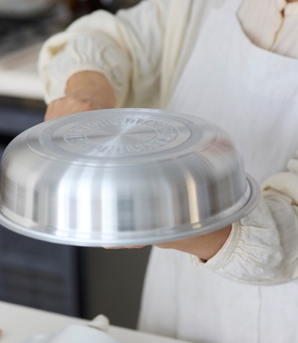 フライパンごと、ひと息にくるっとひっくり返して