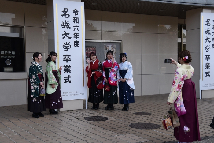 式場入り口前で記念撮影