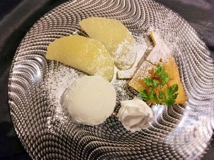 岩手県産りんご「純情はるか」のコンポートと宮城県産干し芋シルクスイートの炙り 福島県産ミルクジェラート添え (税込759円)