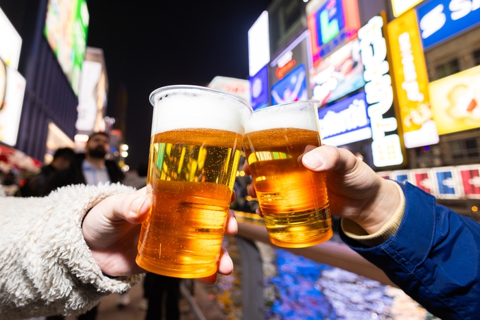 道頓堀川沿いで乾杯！