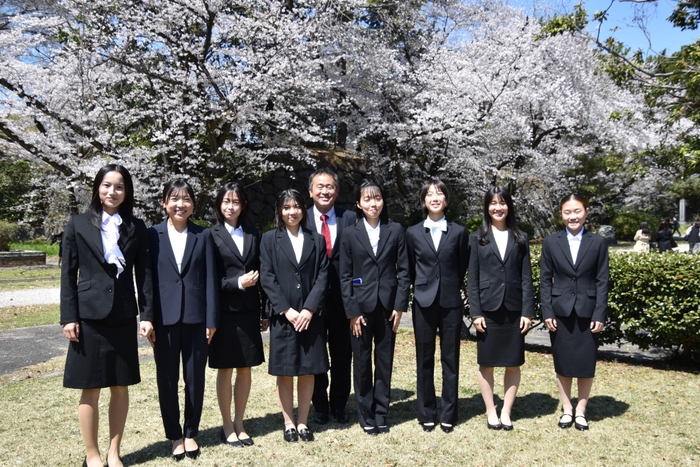 女子駅伝部の新入生8人は米田勝朗監督と記念撮影