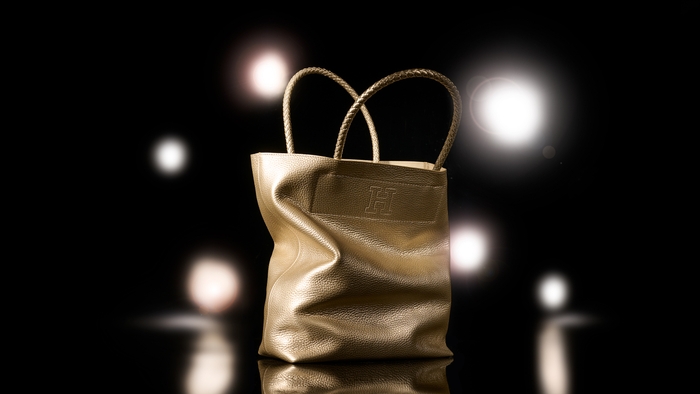 1番人気のMサイズトートバッグは400g未満、「絶妙なサイズ感でどこにでも持っていける」と好評。レザートートバッグ M 本革 ¥46,200(税込)