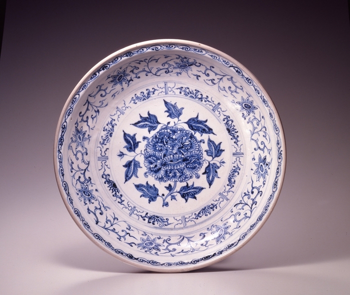 「青花牡丹文盤」ベトナム・黎朝(15世紀)