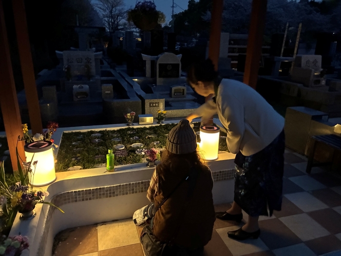 ランタンはお墓の前まで持っていくことができます