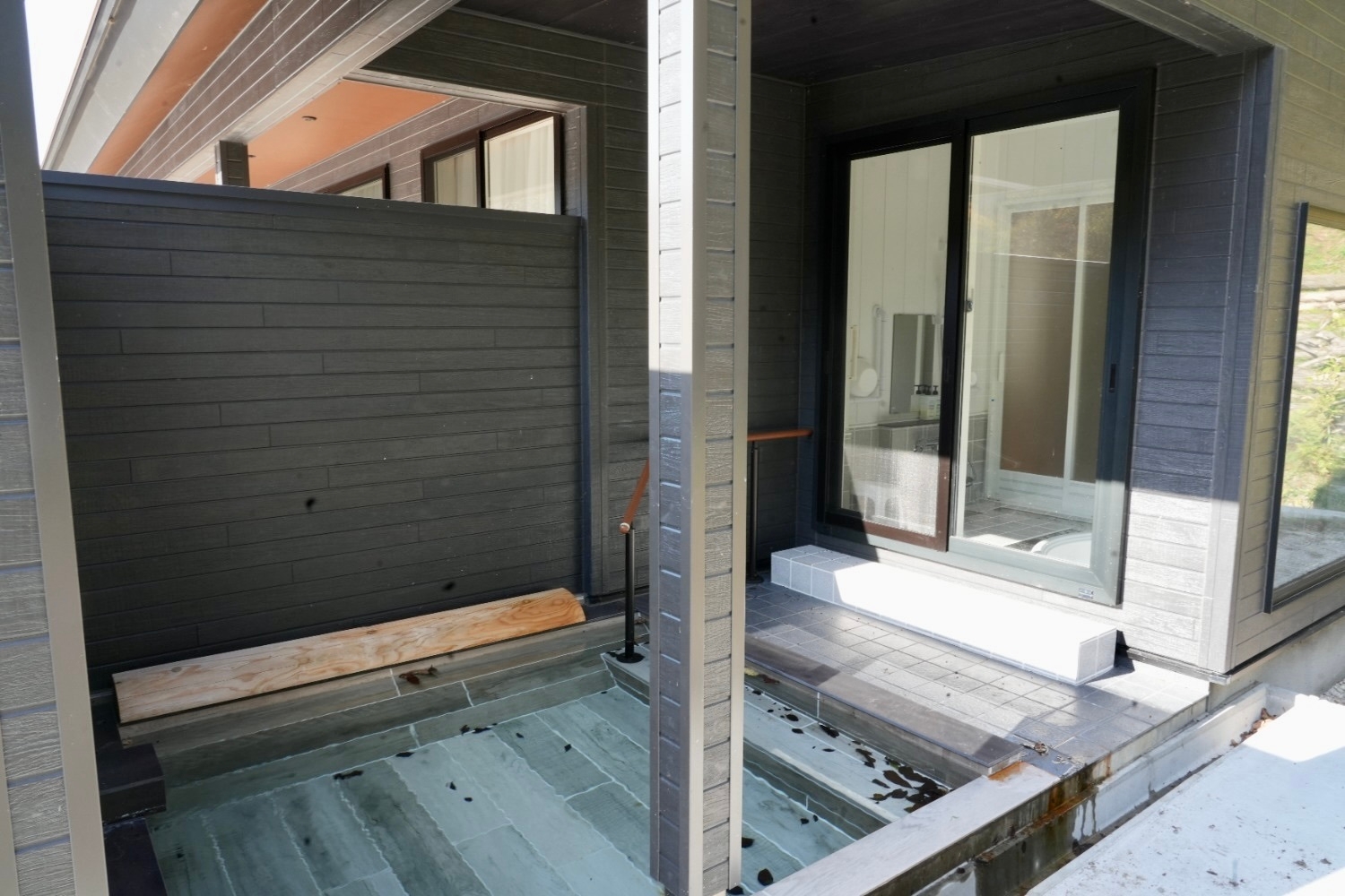 客室露天風呂(源泉かけ流し/加温なし)