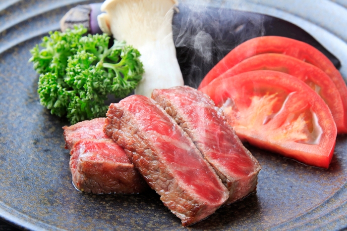 旅の醍醐味であるグルメを堪能 ※イメージ