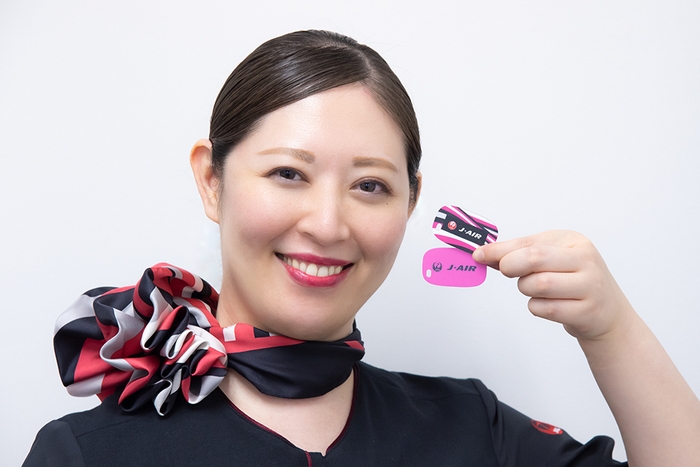 客室乗務員の制服の「J-AIR スカーフ柄」と「J-AIR ロゴ」のCAミラー