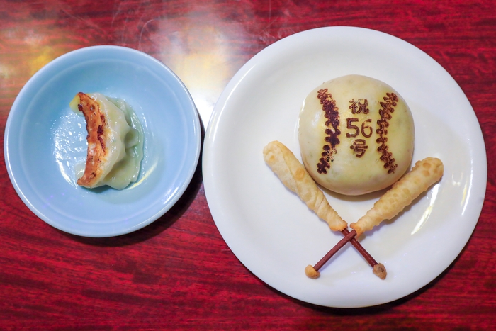 通常の焼き餃子(左)とのサイズ比較