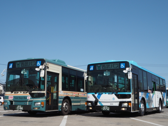 従来カラー(通称:笹バス)と新カラー