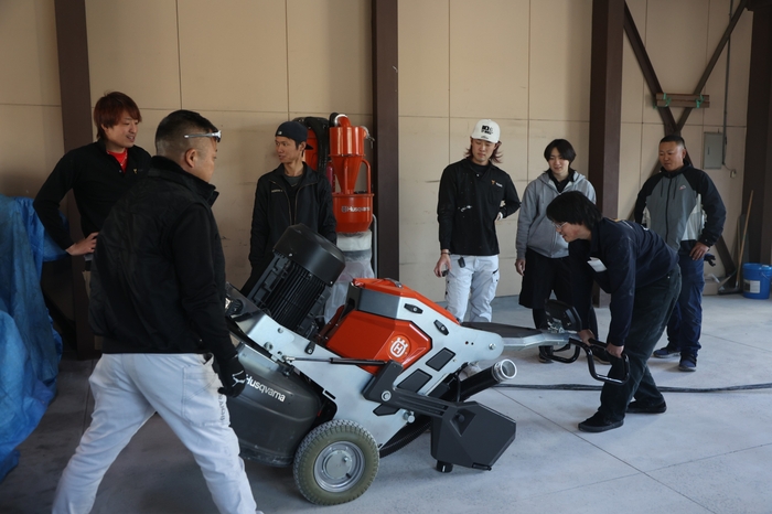 研修中の若い職人たち