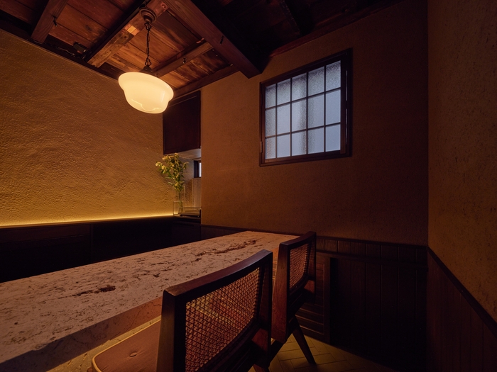 琉球石灰岩のバーカウンター