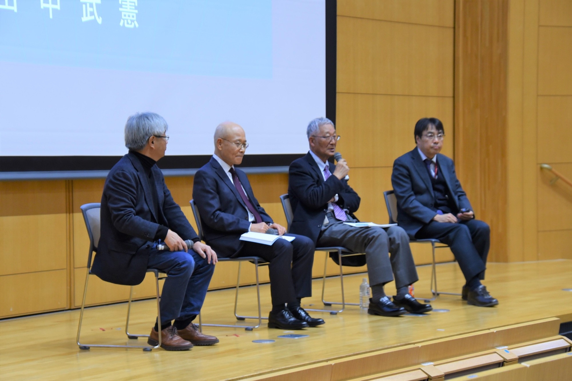 講演後、渋井教授(左端)の司会進行で質問に答えるパネリスト