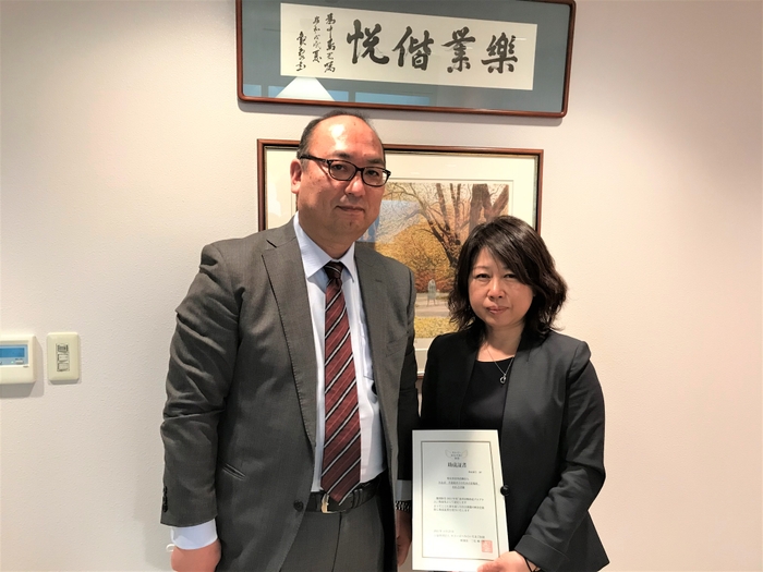 助成証書の授与(北海道で実施) プログラムA助成団体代表の特定非営利活動法人みなぱ代表者(写真右)と キユーピー札幌支店長(写真左)