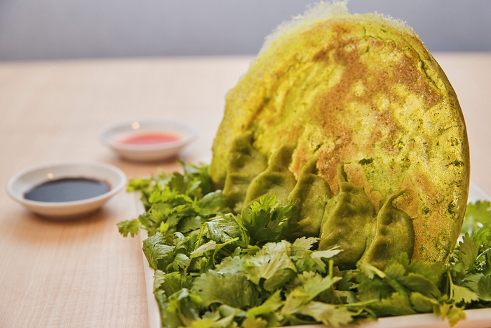 鉄分豊富なパクチーを沢山摂取して疲労回復!「パクチーアイアン餃子」。