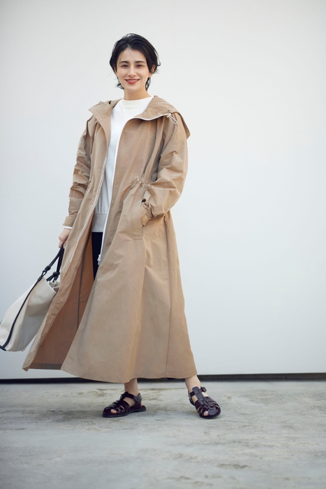 アウター ¥14,300 トップス ¥6,589 バッグ ¥4,950 パンツ ¥8,789 サンダル ¥7,689 (税込)