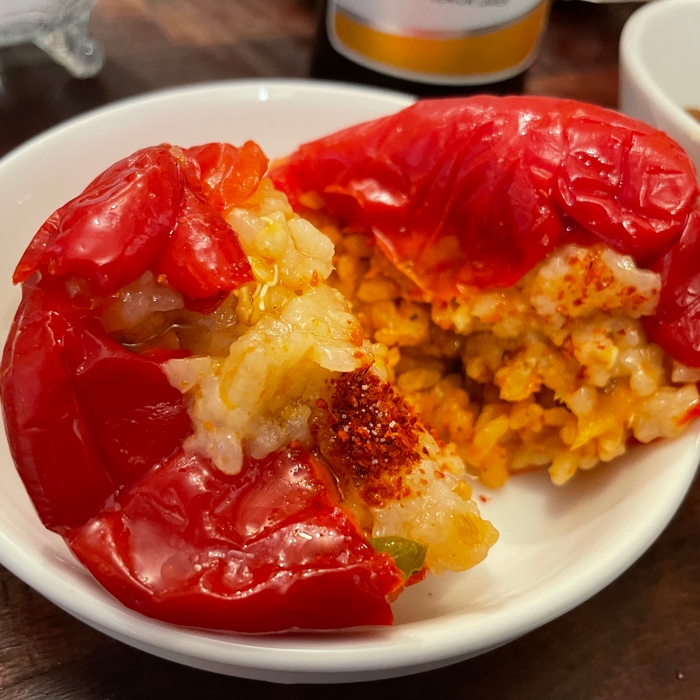 赤ピーマンのおにぎり