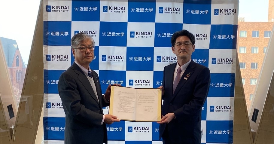 包括連携協定締結式の様子 近畿大学リエゾンセンター長 竹原 幸生(左)、徳島大正銀行代表取締役頭取 板東 豊彦(右)