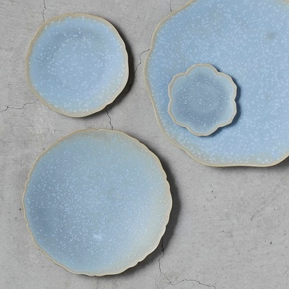 雪 テーブルウェアシリーズの象徴的な商品。焼き締めの製法を用いた土肌を活かしたマットな質感が特徴。料理の色が美しく映えます。