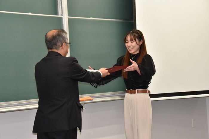 大野副学長(左)から修了証を手渡される6期生