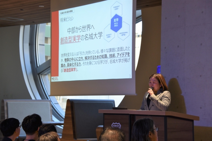 本学の研究支援サイトなどを紹介する長岡さん