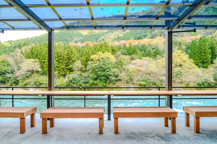 ゆったりとした2名掛けベンチで、開放感あふれる特別な空間を楽しめる