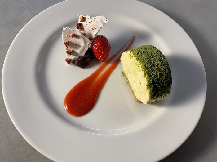 5皿目:抹茶のティラミス、イチゴのクーリ、板状メレンゲ