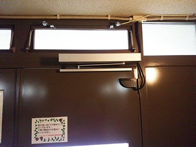 【DORMAスイングドア(電動開き戸用)オペレーター ED100】施工画像1