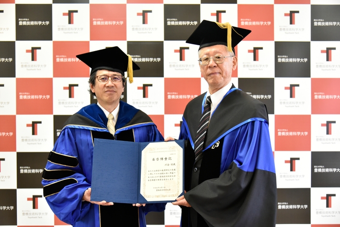 若原学長代行(左)と川合氏(右)