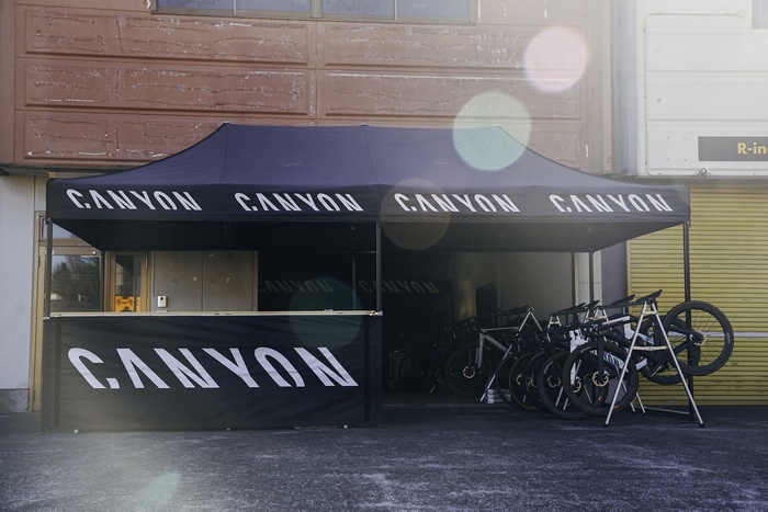 日本屈指のサイクリングホットスポット「尾根幹」にも近く、東京オリンピックのロードレースにも使用された多摩ニュータウン通り沿いにオープンした『キャニオン東京テストセンター』で、キャニオンバイクにじっくり試乗してみませんか? Photo: Yufta Omata