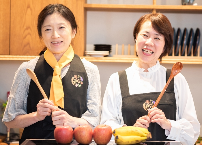 カフェスタッフ(左)と、代表の岡野 早苗(右)