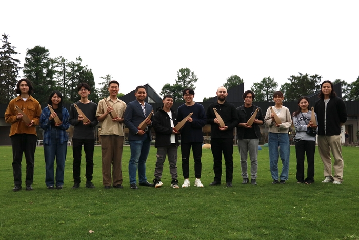 入選作品10作品の作家たち(計12名)の集合写真。本コンペは、国境を越えた若手人材交流・育成の場を目指している