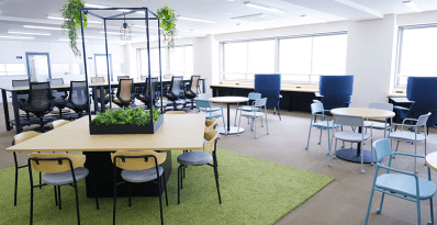 コワーキングスペース。利用料金は月額8000円(1~3年目)で登記も可能