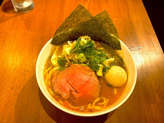 「脂じゃない、旨みで満たす。」 身体がよろこぶ“ご褒美ラーメン” 伝説のラーメン店「ばしらあ」が人形町に復活！